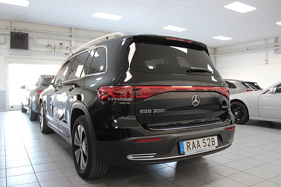Mercedes-Benz EQB300 4 of 5