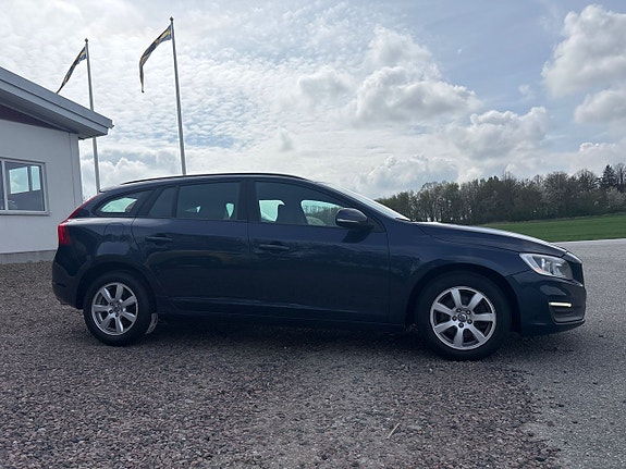 Volvo V60 2 of 7