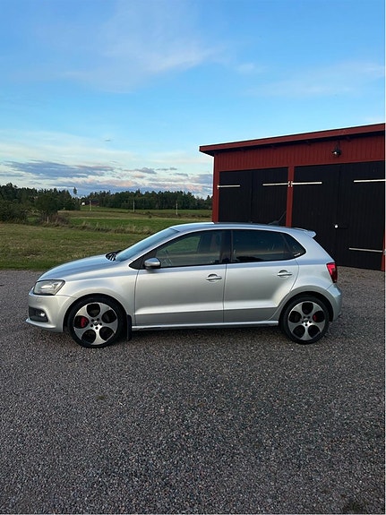 Volkswagen Polo 2 of 5