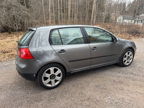 Volkswagen Golf V 2 of 5