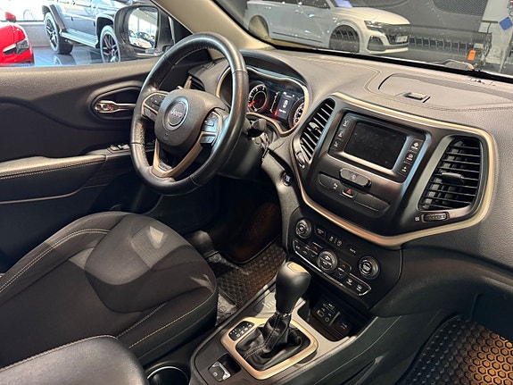 Jeep Cherokee 10 of 10