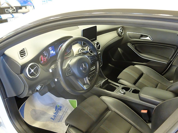 Mercedes-Benz CLA220 d 3 of 5