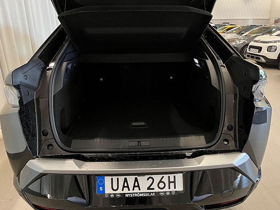 Peugeot e-3008 8 of 12