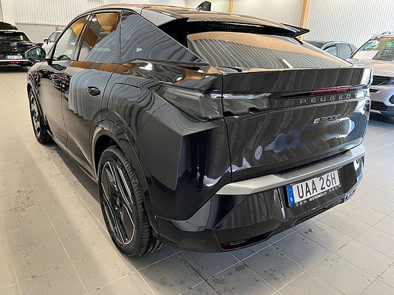 Peugeot e-3008 3 of 5