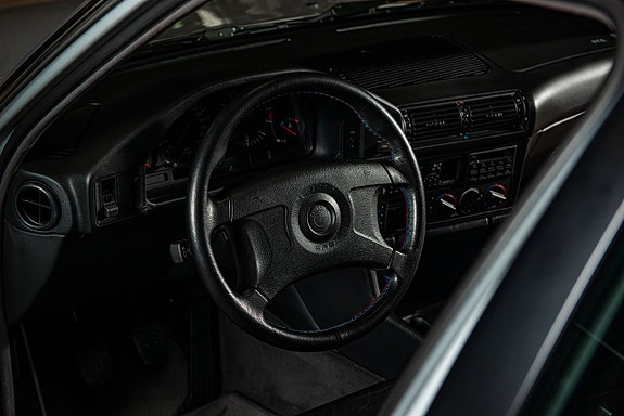 BMW M5 11 of 30