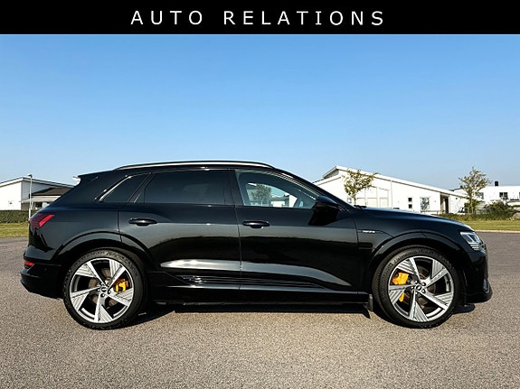 Audi e-tron 5 of 6