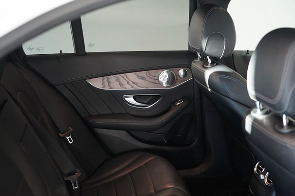 Mercedes-Benz C400 10 of 11