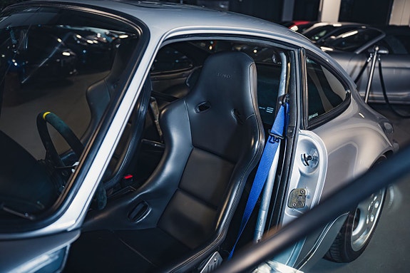 Porsche 911 4 of 5