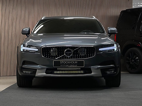 Volvo V90 Cross Country 2 of 5