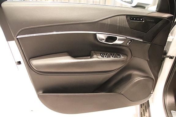 Volvo XC90 10 of 22