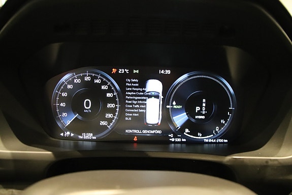 Volvo XC90 13 of 22