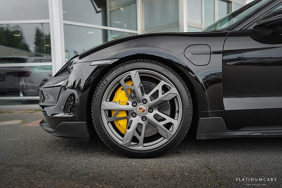 Porsche Taycan 24 of 27