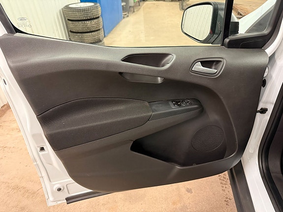 Ford Transit Courier 10 of 16