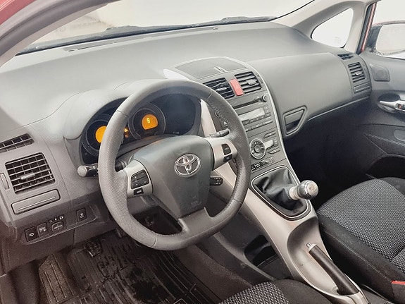 Toyota Auris 7 of 22