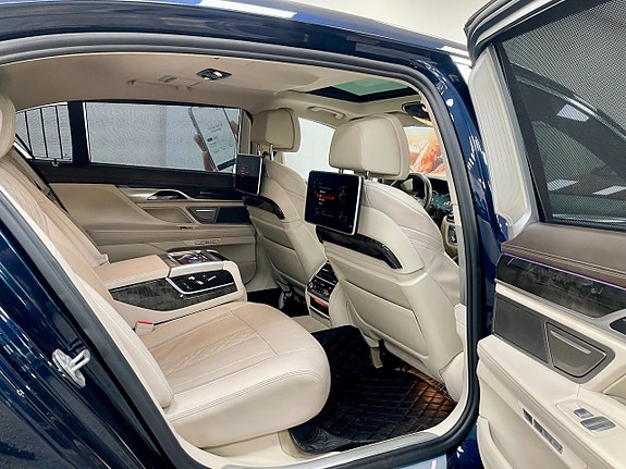BMW 750Li 16 of 25