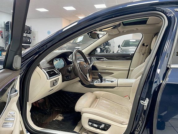 BMW 750Li 21 of 25