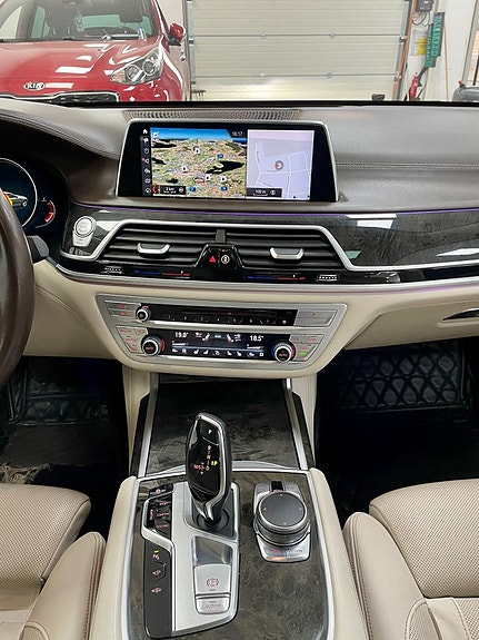BMW 750Li 12 of 25