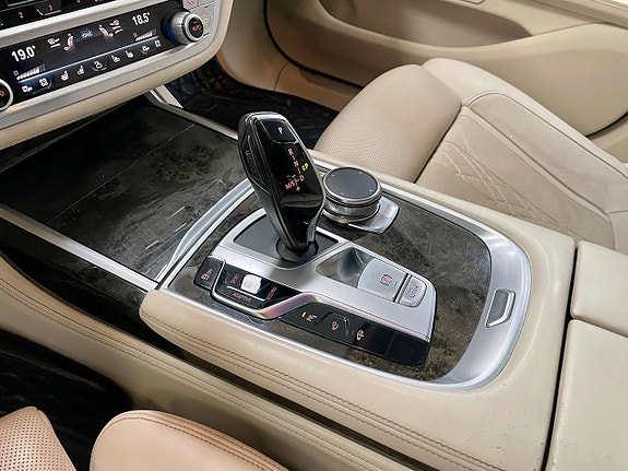 BMW 750Li 11 of 25