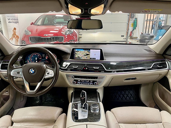 BMW 750Li 13 of 25