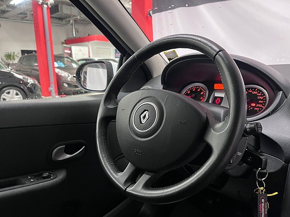 Renault Clio 19 of 20