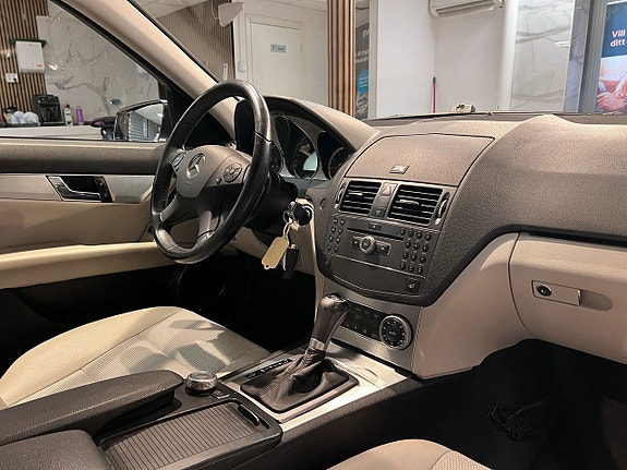 Mercedes-Benz C180 11 of 22