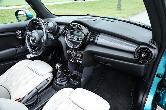 MINI Cooper 17 of 18