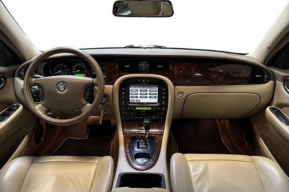Jaguar XJ 7 of 15