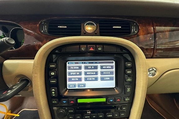 Jaguar XJ 9 of 15