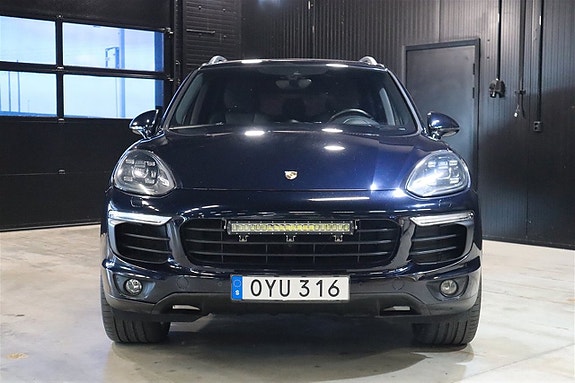 Porsche Cayenne S 2 of 5