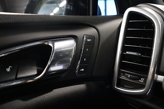 Porsche Cayenne S 15 of 29