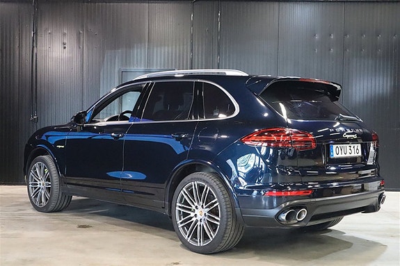 Porsche Cayenne S 3 of 5