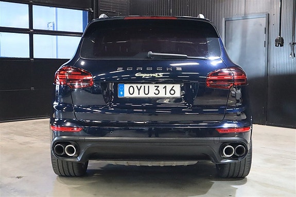 Porsche Cayenne S 4 of 5