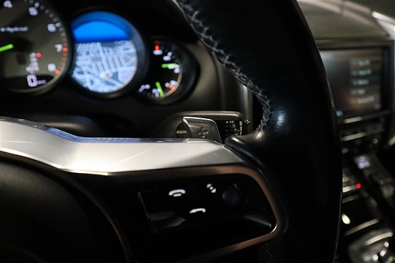 Porsche Cayenne S 17 of 29