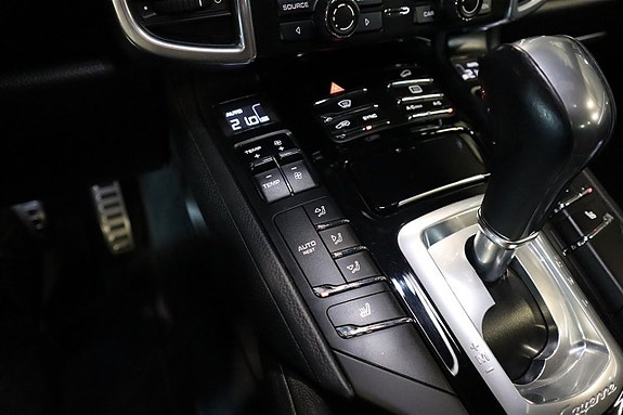 Porsche Cayenne S 10 of 29