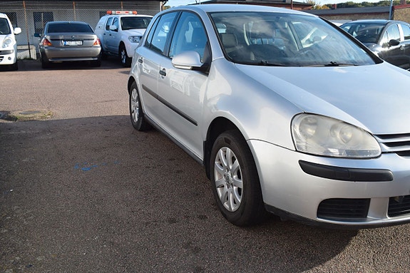 Volkswagen Golf V 3 of 10