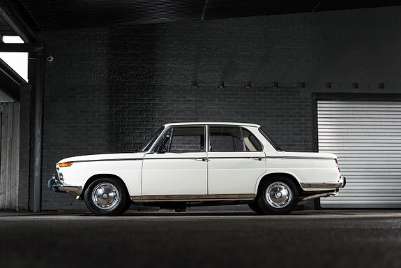 BMW 1800 2 of 5