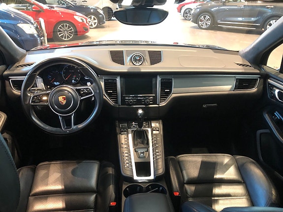 Porsche Macan Turbo 10 of 17