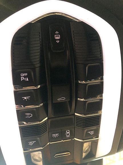 Porsche Macan Turbo 14 of 17
