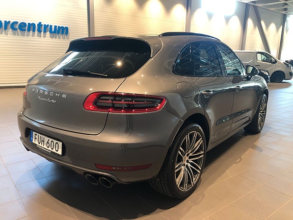Porsche Macan Turbo 8 of 17