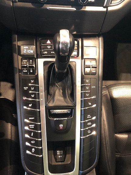 Porsche Macan Turbo 15 of 17