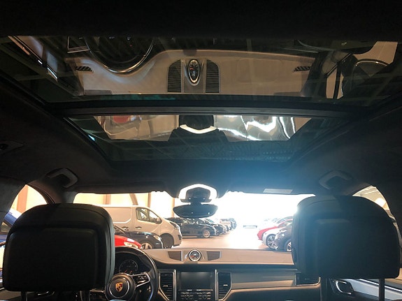 Porsche Macan Turbo 12 of 17