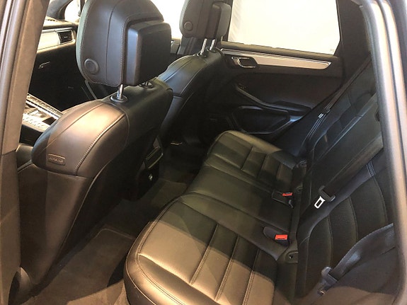 Porsche Macan Turbo 11 of 17