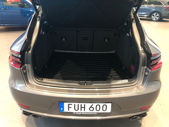 Porsche Macan Turbo 6 of 17