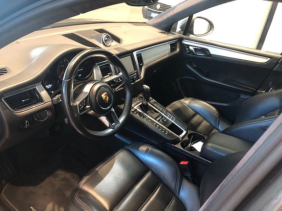 Porsche Macan Turbo 9 of 17