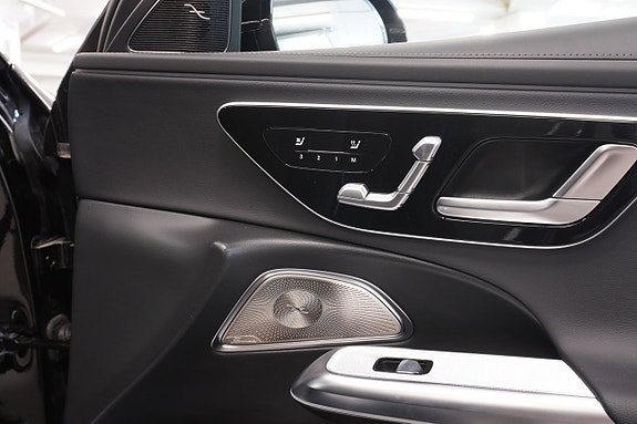 Mercedes-Benz E200 4 of 5
