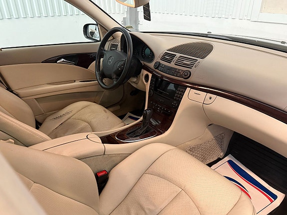 Mercedes-Benz E200 11 of 14