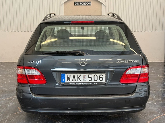 Mercedes-Benz E200 4 of 5