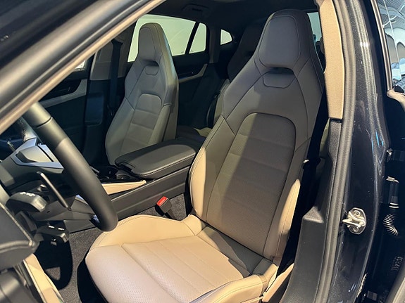 Porsche Panamera 4 7 of 11