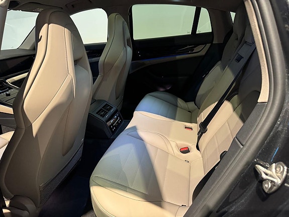 Porsche Panamera 4 9 of 11