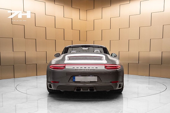 Porsche 911 4 of 5